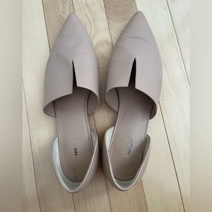 Vince V flats in taupe